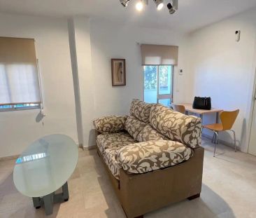 Piso de alquiler en Avenida Virgen de Los Reyes, Centro - Doña Merc... - Photo 6