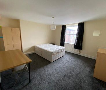 4 bedroom semi-detached house to rent - Photo 3