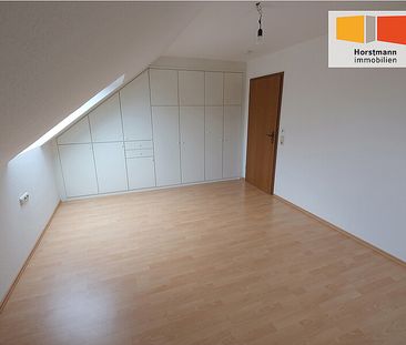 Dachgeschoßwohnung mit Einbauküche - Foto 1