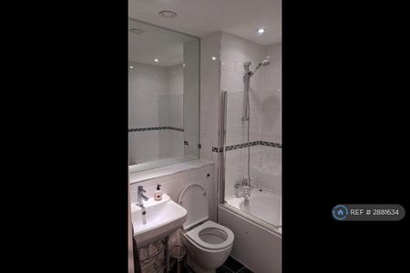 1 bedroom in a flat share to rent - Photo 4