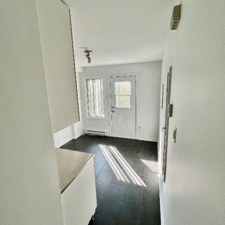 Superbe 3 ½ ensoleillé, libre maintenant, triplex, 2 ième étage, très propre - Photo 3