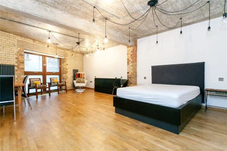 3 bedroom flat in London - Photo 3