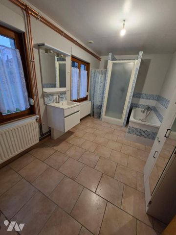 Au centre du village, une maison de campagne rénovée de type longère comprenant : Une cuisine ... - Photo 5