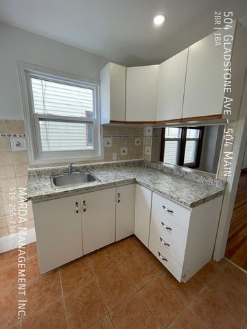 BRIGHT & SPACIOUS 2 BED / 1 BATH UNIT IN OLD WALKERVILLE+ HYDRO & GAS - Photo 4