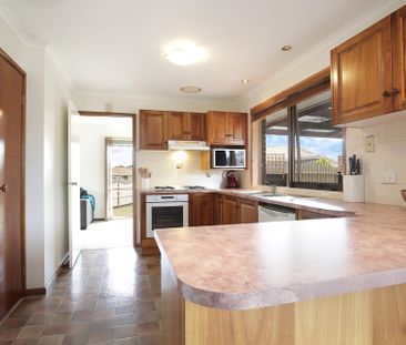 7 Freesia Court, Whittington - Photo 6