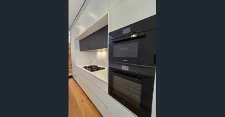 Modern Luxury in a Beautifully Renovated Terrace - Photo 4