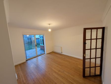 3 Bed Terraced House, Normans Mead, NW10 - Photo 2