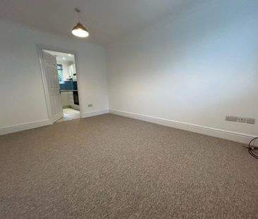 2 Bedroom Flat / Apartment - Winchester Road, Bishops Waltham - Photo 6