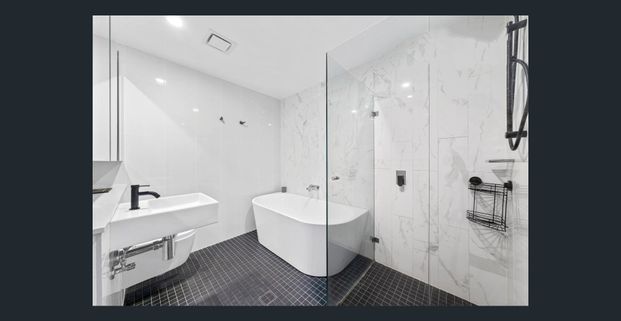 SPACIOUS 3 BEDROOM APARTMENT WITH SPECTACULAR CITY VIEW - Photo 1