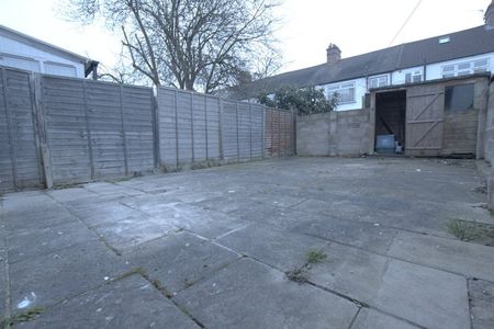 4 Bed Semi-Detached House, Foxley Road, CR7 - Photo 3