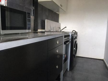 3 bedroom flat to rent - Photo 4