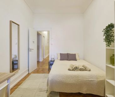 Room in a shared 11-bedroom apartment for rent in Lisbon, suitable ... - Foto 6