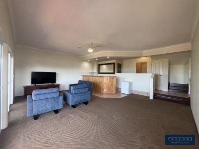 Charming 3-Bedroom Unit with Scenic Views in Cannonvale - Photo 1