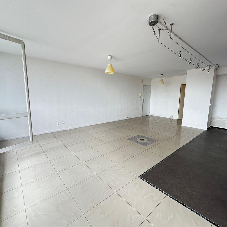 T3 GRATTE CIEL AVEC PLACE DE PARKING ET CAVE - Villeurbanne, ... - Photo 1