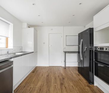 4 bedroom semi-detached house to rent - Photo 5