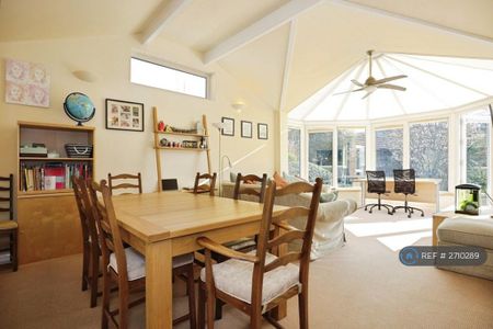 4 bedroom detached house to rent - Photo 2