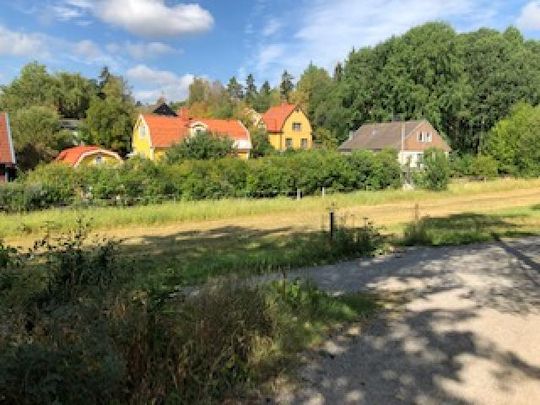 Eget litet hus med altan och trädgård, nära stan - Foto 1