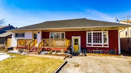 $1,995 / 3 br / 1.5 ba / 1400 sqft - Photo 3