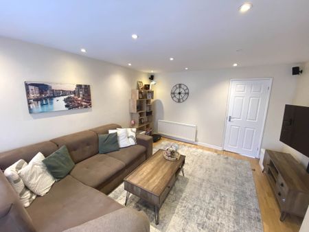 Price £2,595 pcm - Available 17/07/2026 - Part Furnished - Photo 3