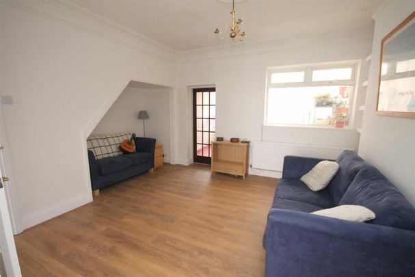 4 bedroom private hall to rent - Photo 1