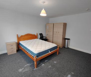 1 bedroom in a house share to rent - Photo 2