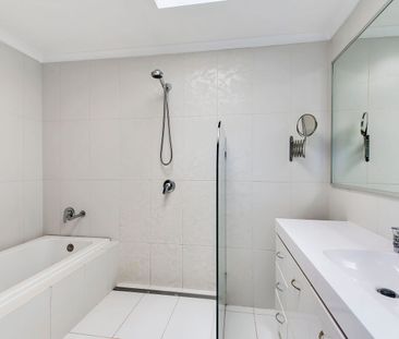 Inner-City haven with back yard, spa & pet friendly! - Photo 6