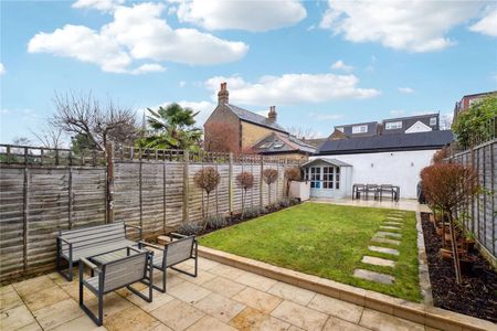 Beautifully designed and finished to a high standard throughout, this five bedroom family house offers wonderfully bright living space and beautifully maintained garden. - Photo 2