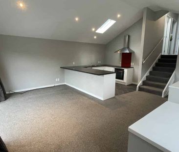 Sunny 3-Bedroom Townhouse in Sought-After Wadestown - Photo 3