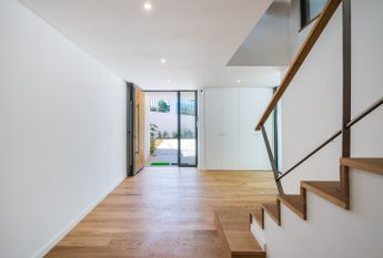 Moradia T6 de arquitetura moderna inserida no Golfe de Oeiras