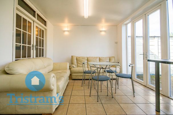 References Pending - 4 bed Detached House - Photo 1