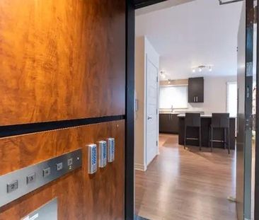 5 1/2, ascenseur privé, disponible juin/juillet, luxueux, paisible,... - Photo 3