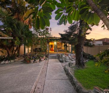 Charming full brick family oasis with two street access - Bordering... - Photo 4