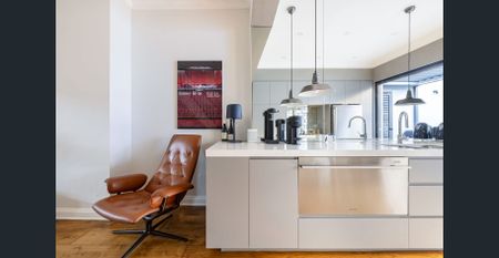 Immaculately renovated 3-level terrace in wide leafy setting - Photo 4