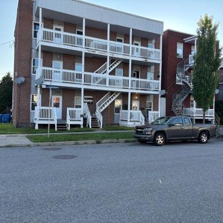 Beau 4 1/2 rénové bien situé dans quartier conviviable - Photo 3