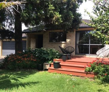 Sunny Ellerslie Home with Easy Motorway & Train Access - Photo 4