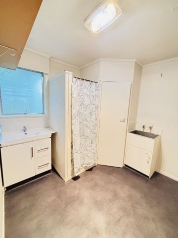 NEW LYNN, 1 BEDROOM - Photo 4