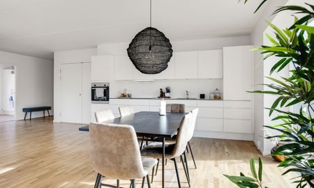 2 værelses bolig med optimal planløsning samt egen terrasse. Moderne bolig med gulvvarme på super central beliggenhed i Hillerød! - Photo 3