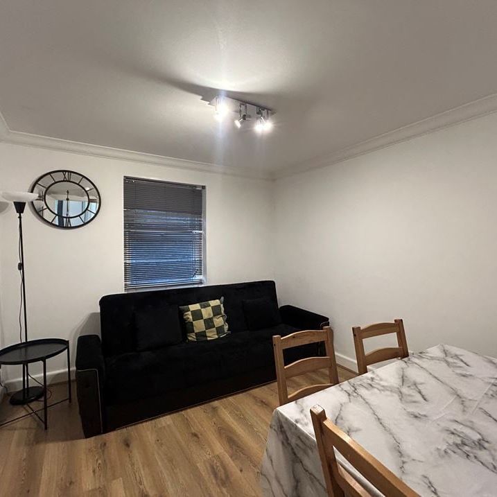 Hammersmith Road, LONDON - Photo 1