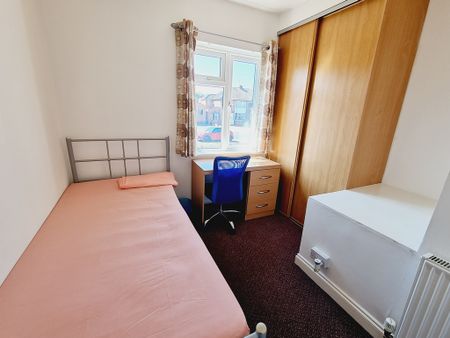 4 Bed Student Accommodation - Photo 3