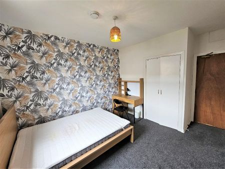 3 bedroom flat to rent - Photo 3