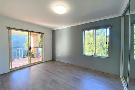 SPACIOUS AND MODERN TOP FLOOR APARTMENT - Photo 2