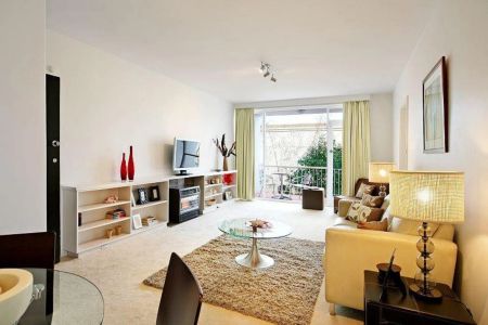 Spacious Two-bedroom Apartment - Photo 2