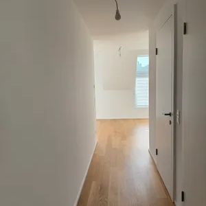 Dachgeschosswohnung | Maßgefertigter Einbauschrank im Vorraum | Balkon | Klimaanlage - Photo 2