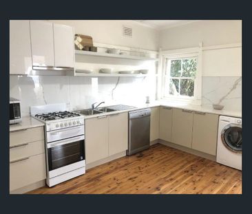 Two storey 4 bedroom house with 2 kitchens - Photo 4