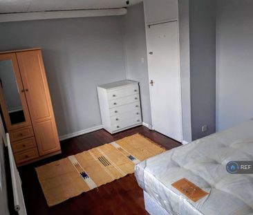 3 bedroom flat to rent - Photo 5