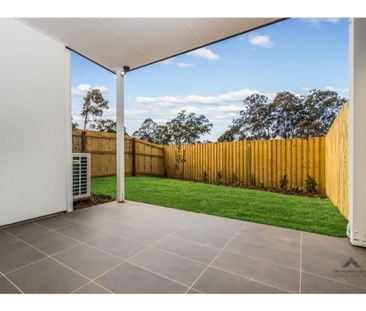 SPACIOUS FOUR BEDROOM TOWNHOUSE - Photo 4