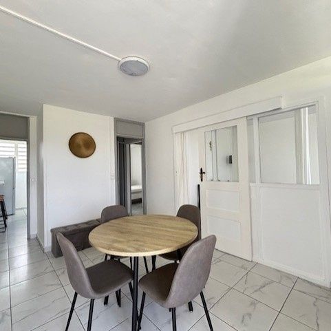 Location Appartement 5 pièces 65m² LES ABYMES 97139 - Photo 1