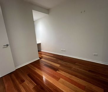 MODERN TWO BEDROOM, TWO BATHROOM APARTMENT - Photo 4