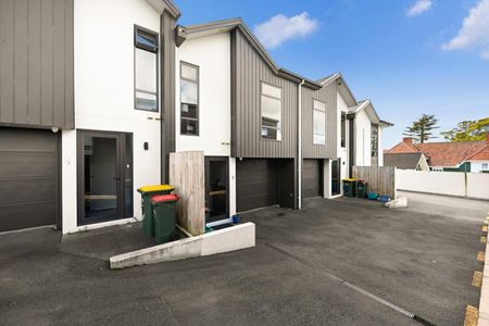 Terrific Townhouse - Photo 3