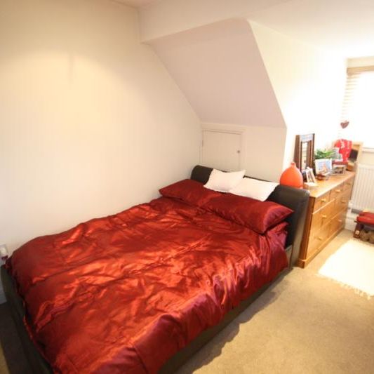 Kings Road, Shalford, GU4 8JU - Photo 1